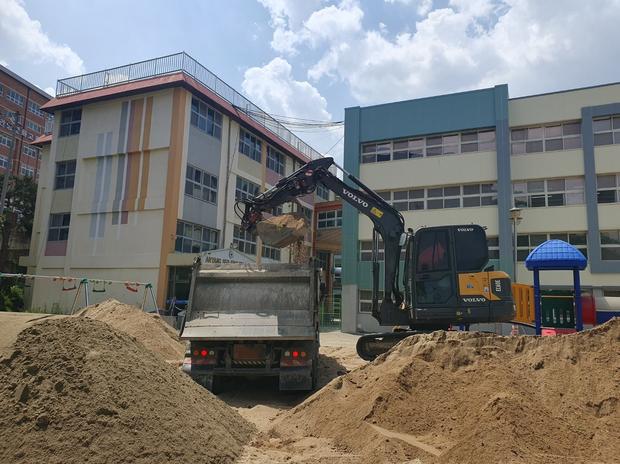 ✅ 학교 운동장 잡초 제거, 전국산업안전으로 안전하게 관리하세요! 관련 이미지