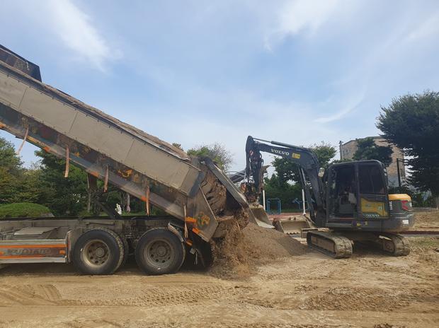 학교 운동장 모래보충, 안전과 품질까지 전국산업안전!