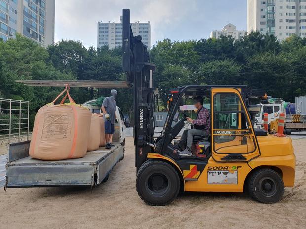 임자면초등학교 운동장 관리, 학교 시설 안전 확보! 전국산업안전으로  ? 관련 이미지