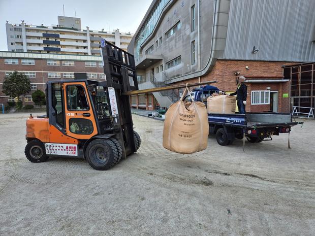 임자면고등학교 운동장 잡초 제거: 전문 시공으로 안전하고 정상적인 활동 가능! 관련 이미지