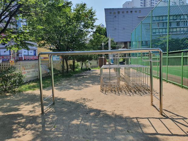 임자면고등학교 운동장 잡초 제거: 전문 시공으로 안전하고 정상적인 활동 가능!