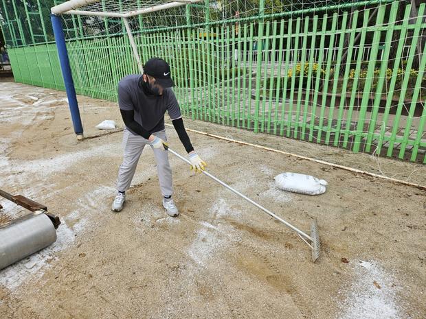 학교 운동장 잡초 제거: 전국산업안전으로 안전하고 건강한 운영!