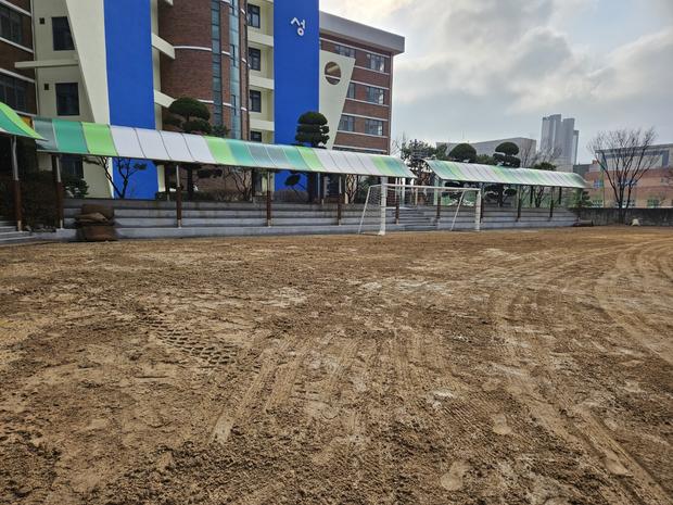 자은면중학교 운동장 모래보충, 전국산업안전으로 최고 수준 쾌적한 경기를!