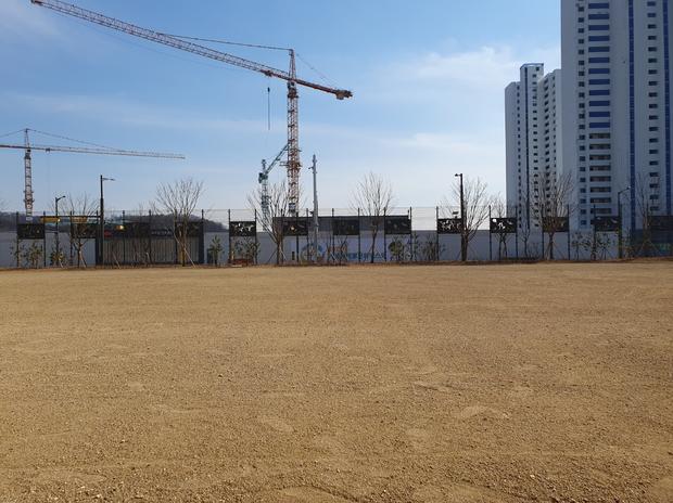 비금면고등학교 운동장 잡초 제거, 전국산업안전으로 건강한 활동 시간!