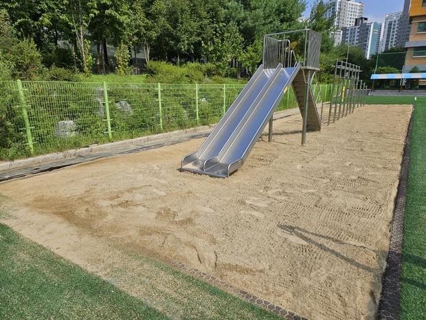 고등학교 운동장 잡초 제거! 전국산업안전, 꼼꼼하게 시공하세요.