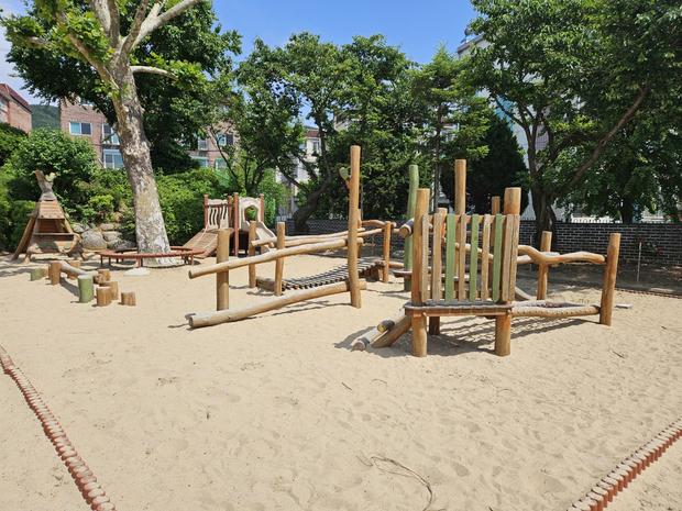 도초면초등학교 운동장 잡초 제거: 전문 시공으로 깨끗하고 안전한 놀이터 만들기!