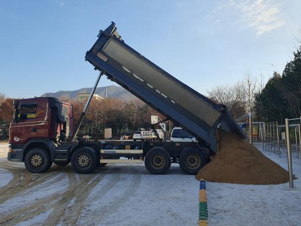 학교 운동장 잡초 제거: 전국산업안전으로 건강한 놀이터 만들기!