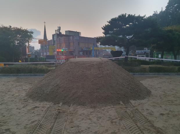 ? 운동장 잡초 제거, 안전! 전문 시공으로 도초면우이도출장소병설유치원 운동장 관리 완료! 관련 이미지