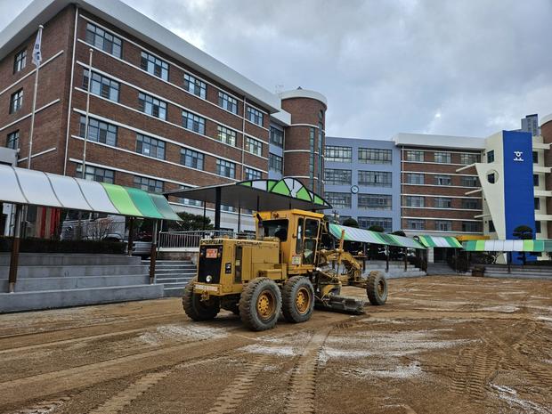 학교 운동장 잡초 제거! 전문 흑산면병 설유치원에서 안전한 환경 만들기 관련 이미지