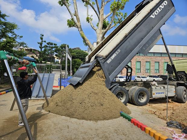 학교 운동장 흑산면태도 출장소 어린이집 모래보충, 전국산업안전으로 안전하고 믿음직스러...