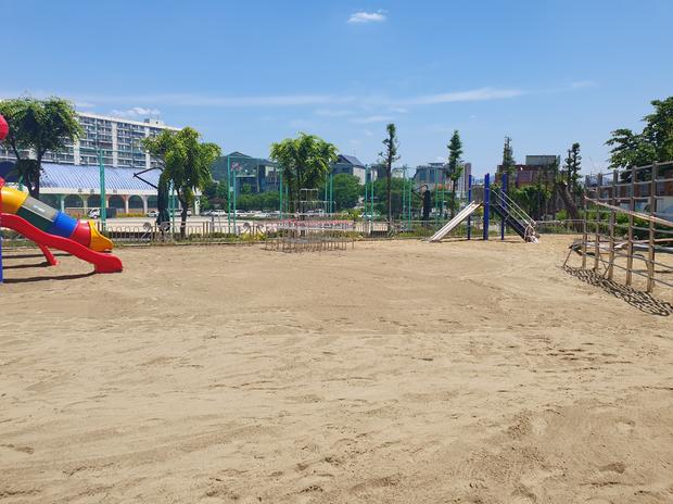 학교 운동장 잡초 제거: 전국산업안전으로 안전하고 지속 가능한 교육 환경 만들기!