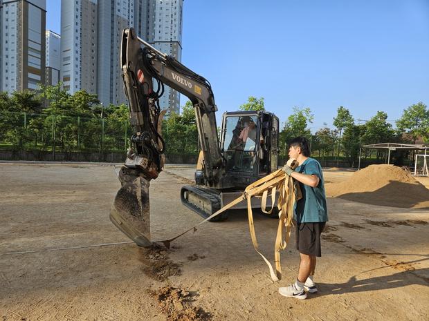 학교 운동장 잡초 제거 ?  전국산업안전으로 안전하고 지속 가능하게!