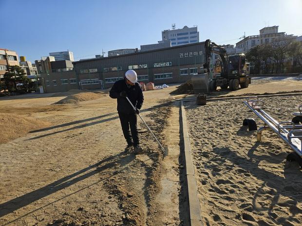 학교 운동장 모래보충, 전국산업안전 꼼꼼하게! 흑산면대둔도출장소 중학교