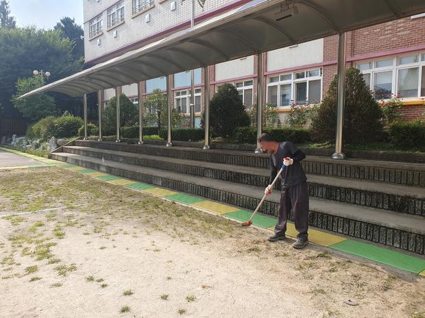 하우스면어린이집 운동장 잡초 제거: 전국산업안전으로 안심하세요!