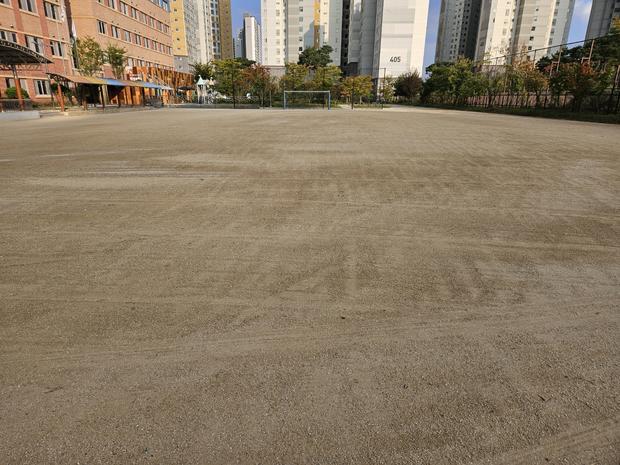신의면초등학교 운동장, 안전하게 유지보수는 전국산업안전!