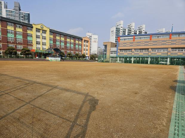 학교 운동장 모래보충, 전국산업안전으로 깨끗하고 안전하게!