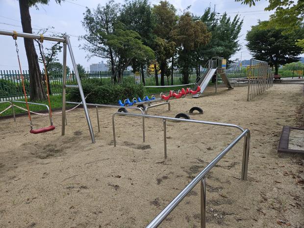 장산면초등학교 운동장 소금 묻어있다! 전국산업안전으로 안전하게 놀자!