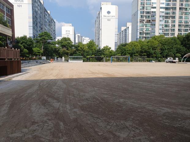 장산면고등학교 운동장 잡초 제거! 전문 시공, 안전과 효율성 최우선! 관련 이미지