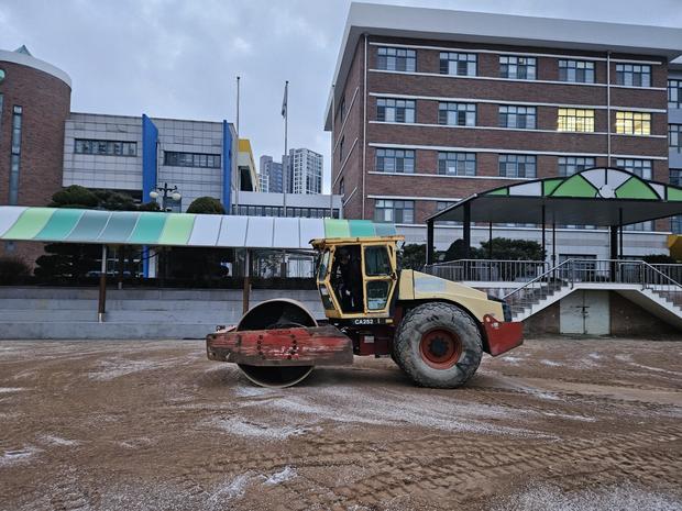 장산면병설유치원 운동장 소금살포: 전국산업안전으로 깨끗하고 안전한 교육환경 조성