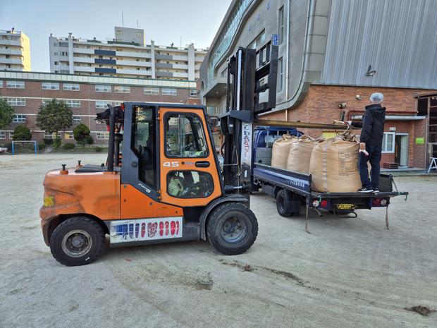 학교 운동장 잡초 제거, 안전 & 효율성까지! 전국산업안전 팁!