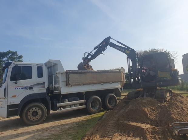 학교 운동장 잡초 제거, 전문가는 안전 확보!