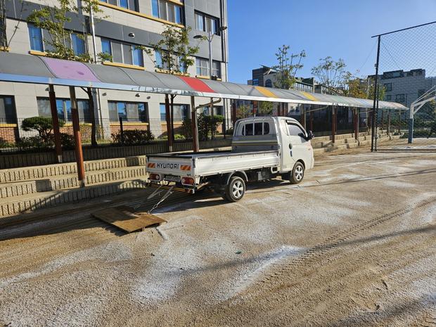 팔금면고등학교 운동장, 안전하고 멋지게 관리하세요! 전문 시공으로 장기를 위한 투자! 관련 이미지