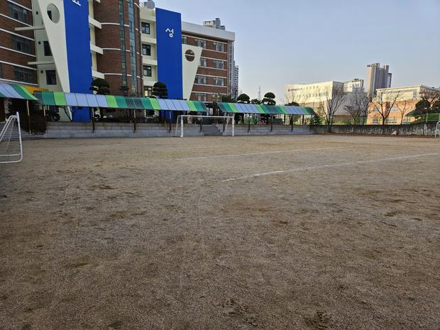 학교 운동장 소금살포 ?️ 전문 시공으로 안전하고 오래도록  !