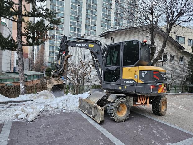 암태면고등학교 운동장 잡초 제거! 전문 시공으로 안전하고 환경 친화적인 공간 만들기