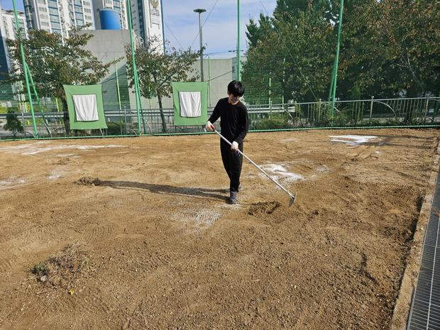 군산시 중학교 운동장 잡초 관리, 전문 케이스터디움으로 안전하고 쾌적한 운영하세요! 관련 이미지