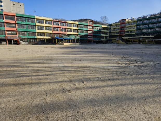 익산 고등학교 운동장 마사토 관리, 혁신적인 기술로 완벽한 시설 유지보수!