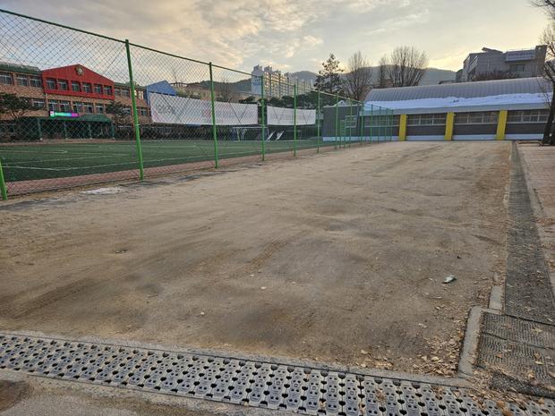 익산대학교 운동장 마사토관리, 깨끗하고 안전한 운동 공간 만들어 줄까? 관련 이미지