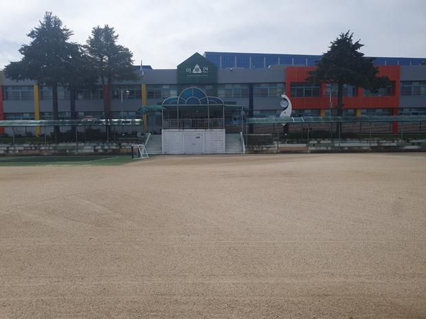 남원 유치원 운동장 마사토관리, 학교 시설 오래된 문제 해결! 관련 이미지