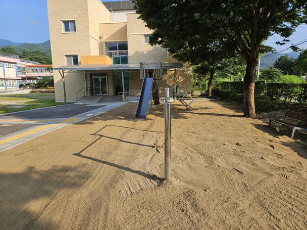 남원 초등학교 운동장 잡초 관리, 케이스터디움으로 깨끗하고 안전한 놀이터 만들어보세요! 관련 이미지