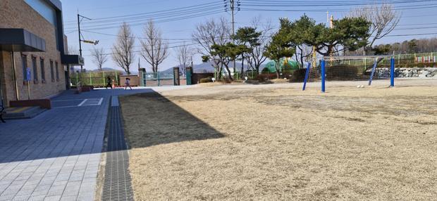 서울초등학교 운동장 마사토 보충 작업! ⚡️  교육 기관 건축 최신 기술 활용! 관련 이미지