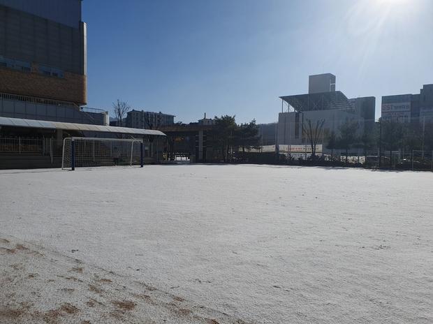 서울중학교 운동장 다짐작업, 케이스터디움으로 깨끗하고 안전한 운동 공간 만들기! 관련 이미지