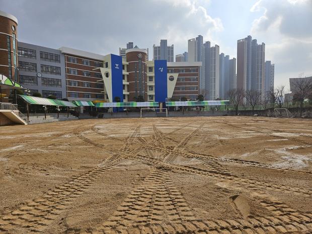 서울중학교 운동장 잔돌 제거, 케이스터디움으로 완벽한 리폼! 관련 이미지