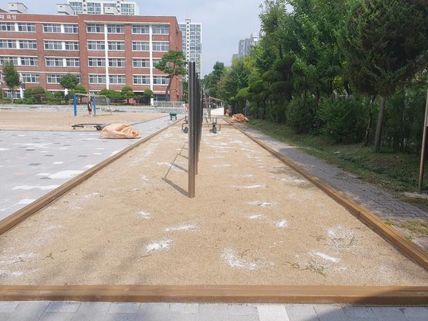 서울중학교 운동장 마사토 충진공사 | 20년 경력 케이스터디움, 최고의 안전과 성능! 관련 이미지