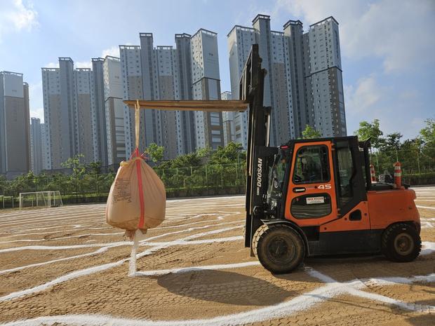 서울고등학교 운동장, 혁신적 제초 작업으로 새로운 에너지 시작! 관련 이미지
