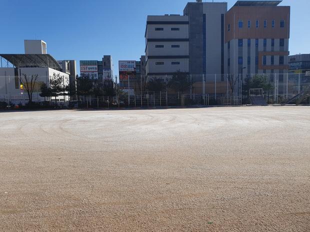 서울고등학교 운동장 수리, 전문 케이스터디움으로 안전하고 쾌적한 공간 만들어보세요! 관련 이미지