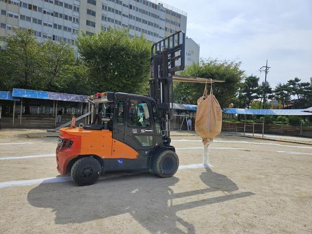 과천초등학교 운동장 천일염 살포, 걱정 끝! 케이스터디움으로 시설 오래도록 막아보세요! 관련 이미지