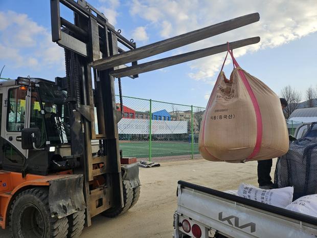 과천초등학교 운동장 잔돌 제거: 전문 시공으로 깨끗하고 안전한 공간 만들기 관련 이미지