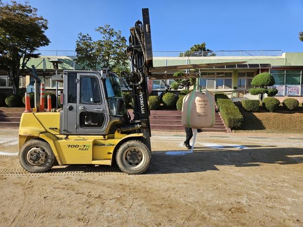 과천초등학교 운동장 마사토 충진 공사 | 케이스터디움, 믿을 수 있는 전문 시공! 관련 이미지