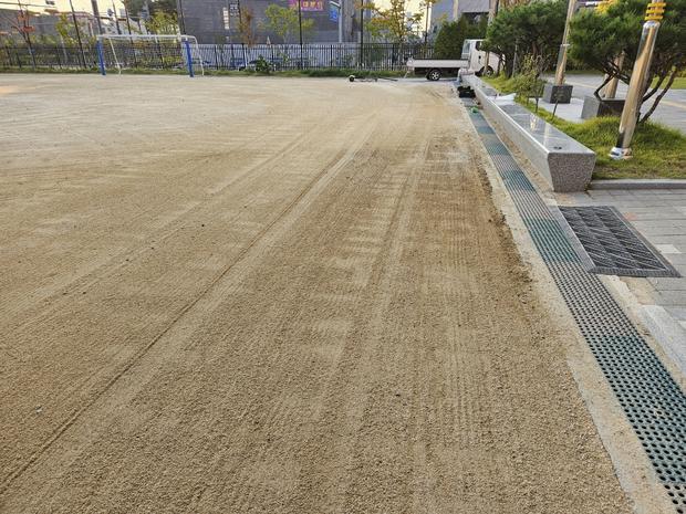 과천초등학교 운동장 평탄화, 케이스터디움으로 깔끔하고 안전한 활동 공간 만들어 드립니다! 관련 이미지