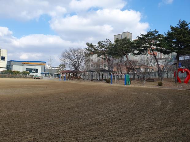 과천고등학교 운동장 표면 정비: 탁월한 케이스터디움 서비스로  강력한 리필 완성! 관련 이미지