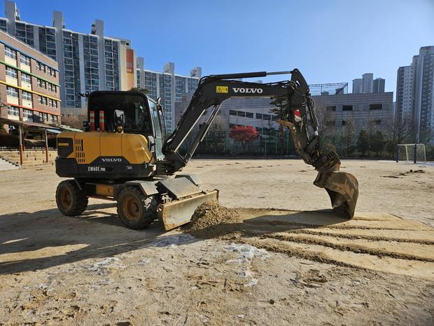 경기고등학교 운동장 수리, 케이스터디움 전문 시공로 안전하고 품질 높은 운영! 관련 이미지
