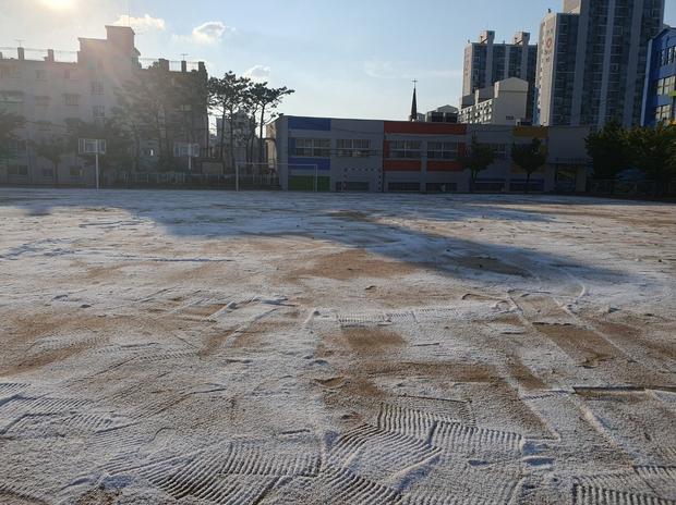 경기고등학교 운동장 잔돌 제거, 전문 시공으로 안전하고 신뢰할 수 있게! 관련 이미지