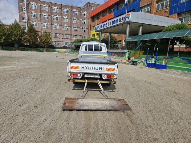 경기고등학교 운동장 마사토 충진공사 성공! 전문 시공으로 더 높은 수준의 교육 환경 완성 관련 이미지