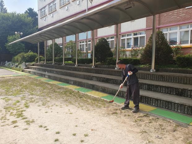 경기병설유치원운동장라인포인트제거,  전문 시공으로 완벽한 안전 & 수명 연장! 관련 이미지