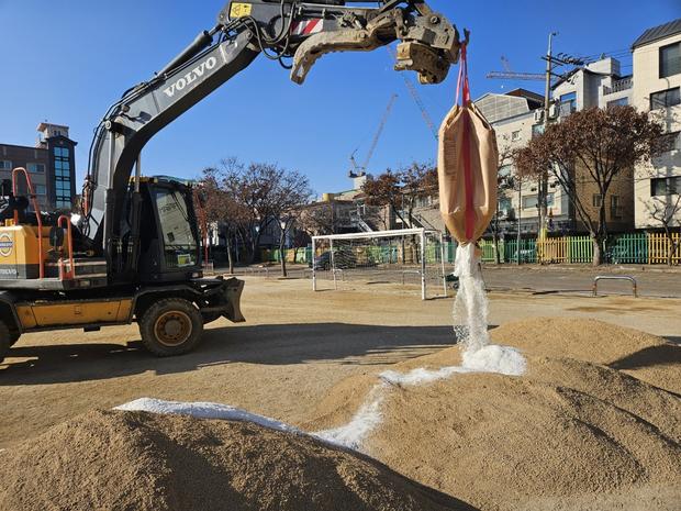 학교 운동장 제초, 신뢰할 수 있는 전문가 케이스터디움으로 완벽하게! 관련 이미지