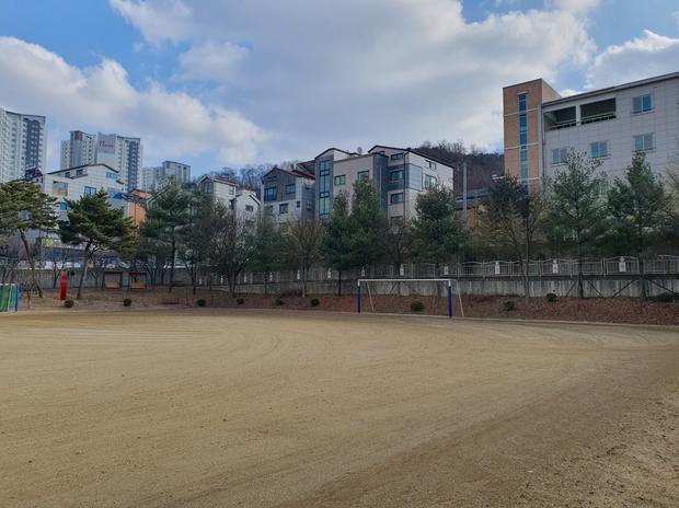 가평초등학교 운동장 천일염 살포? ❌  전문 시공으로 안전하고 오래도록! 관련 이미지